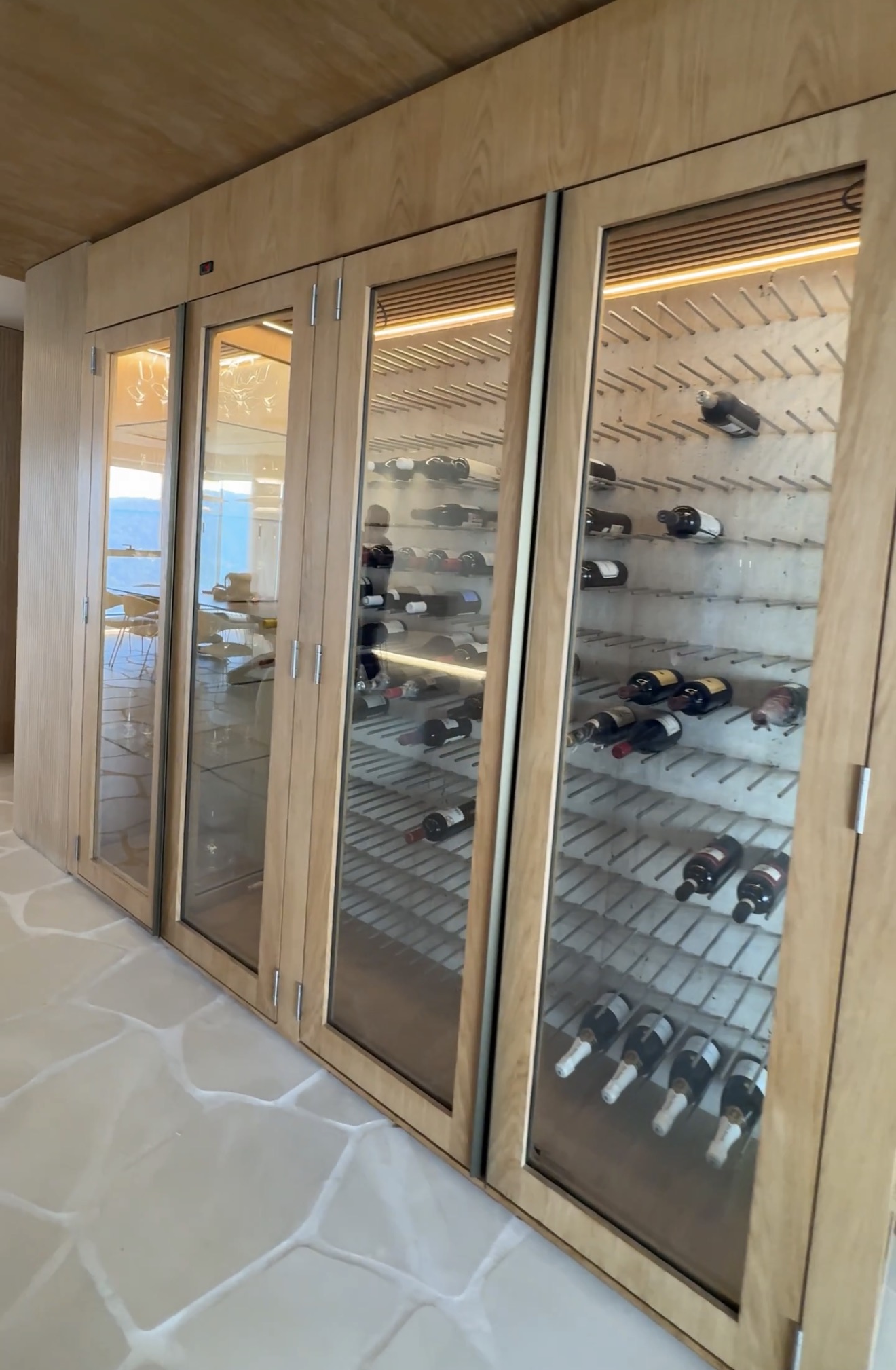 Adega climatizada integrada ao projeto do apartamento Yacht House em Balneário Camboriú