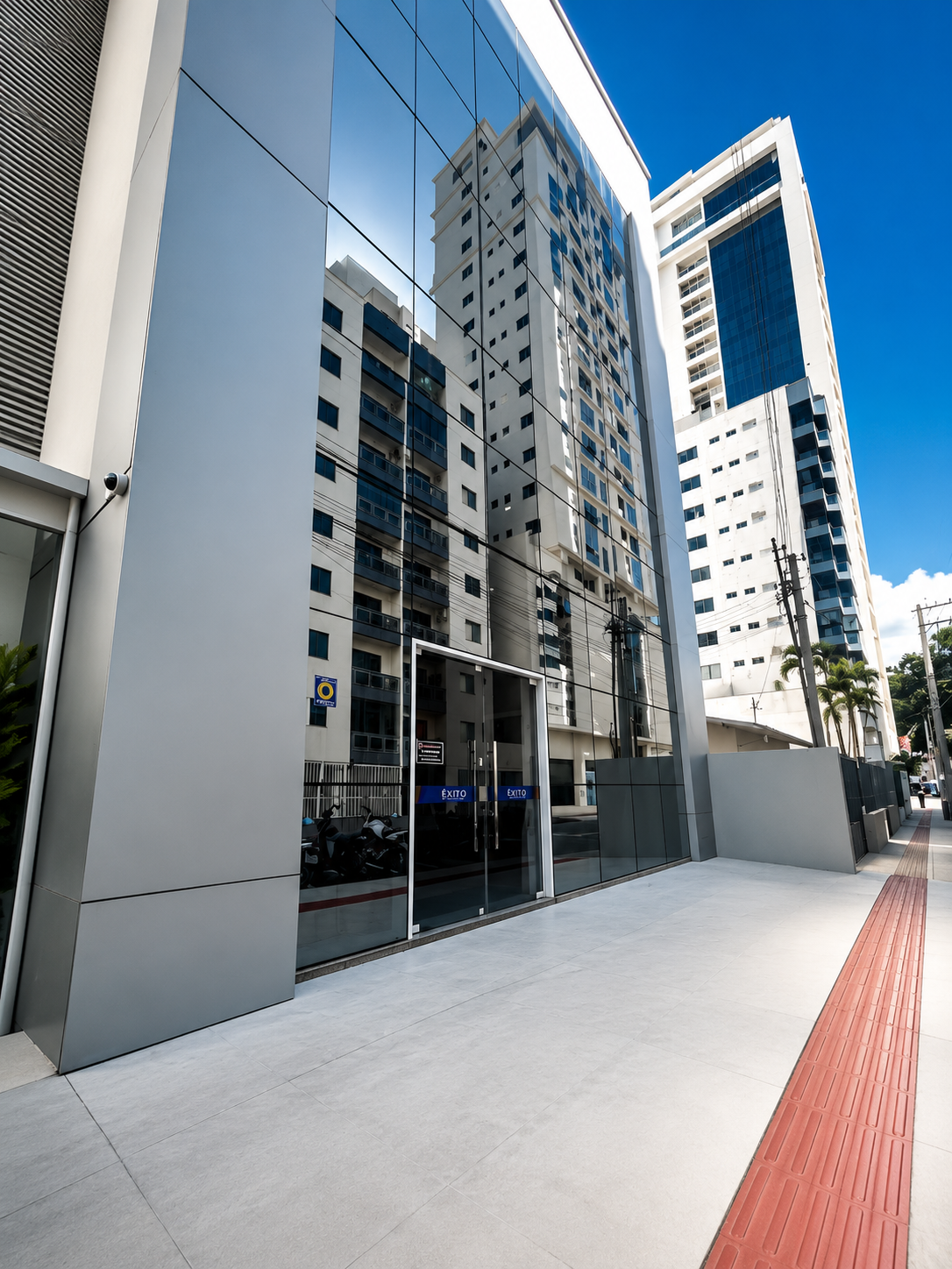 Fachada do showroom INBUILD Automação em Balneário Camboriú